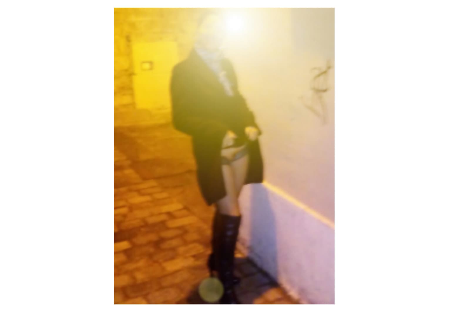 Photo amateur d'une belle femme s'exhibant dans la rue