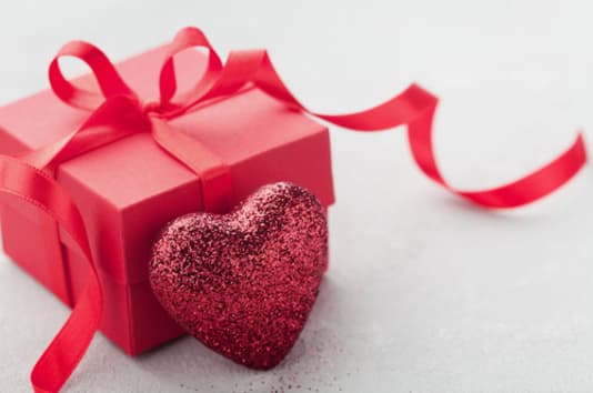 Cadeau rouge contenant des boules de geisha