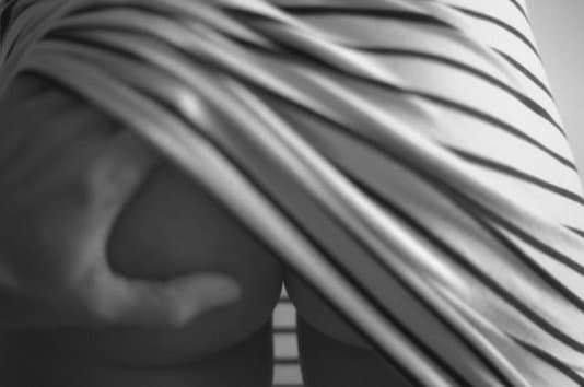 Une main d'homme sur les fesses d'une femme