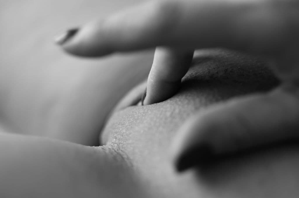 Photo amateur artistique d'une femme en train de toucher son clitoris