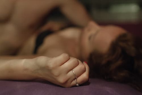 Couple dans un lit - femme alllongée