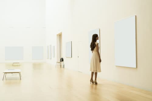 Femme dans galerie musée art moderne