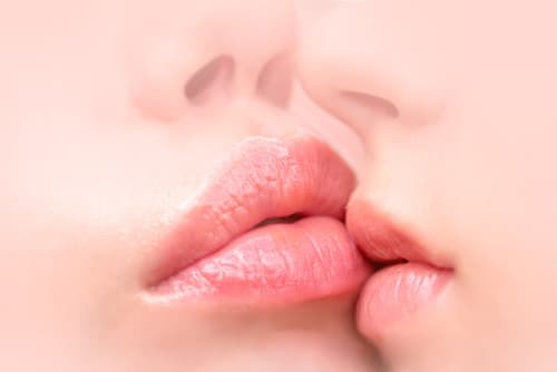 Saphisme - femmes s'embrassant sur la bouche