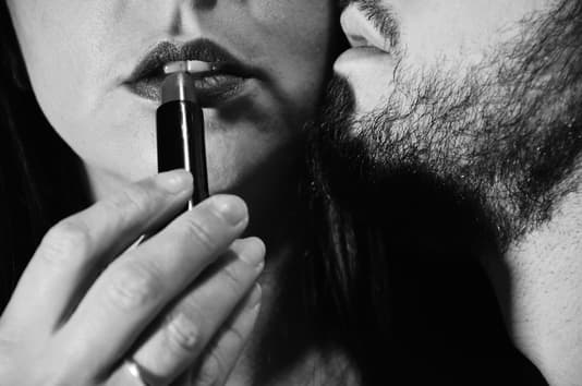 couple s'embrassant - pepette