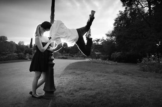 Magnifique couple s'embrassant ensemble