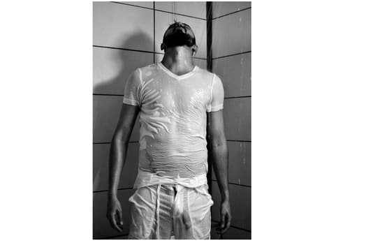 Homme sexy sous la douche