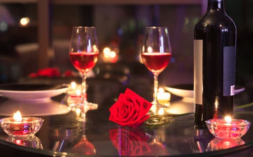 Dîner romantique aux chandelles - bouteille de vin