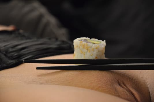 nyotaimori manger sushis femme nue