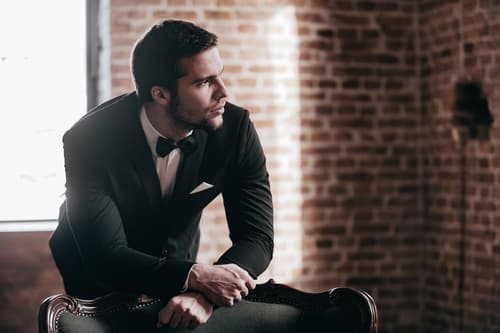 Bel homme sexy en costume pour la St Valentin