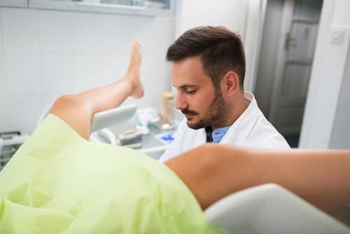 gynécologue brun sexy