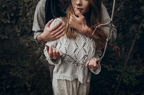 Couple d'hipster sexy en forêt