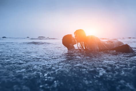 couple dans l'eau été chaleur