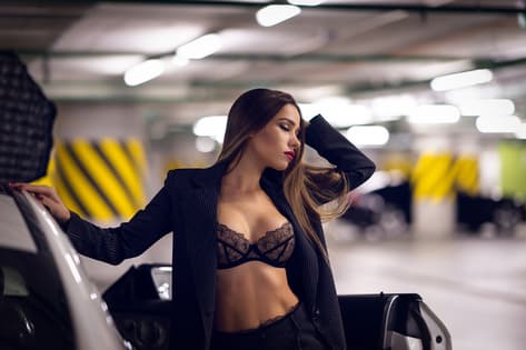 Femme brune sur parking