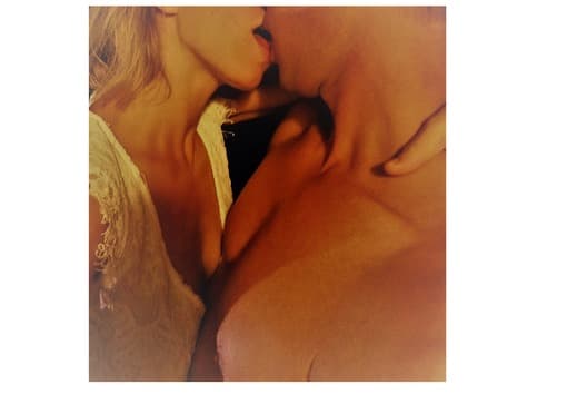 Couple s'embrassant sous le soleil